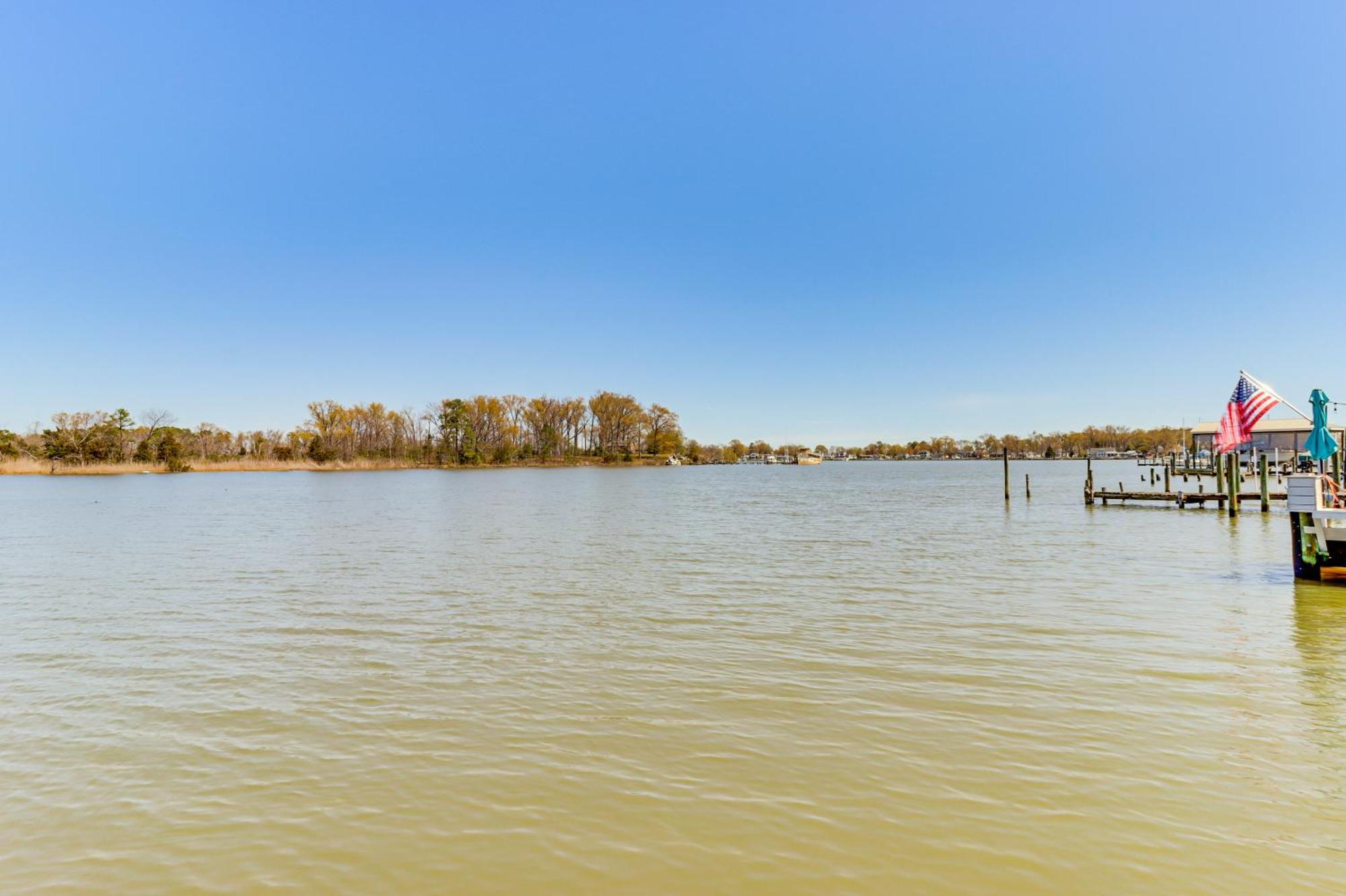 Waterfront Colonial With Boat Dock! Apartment