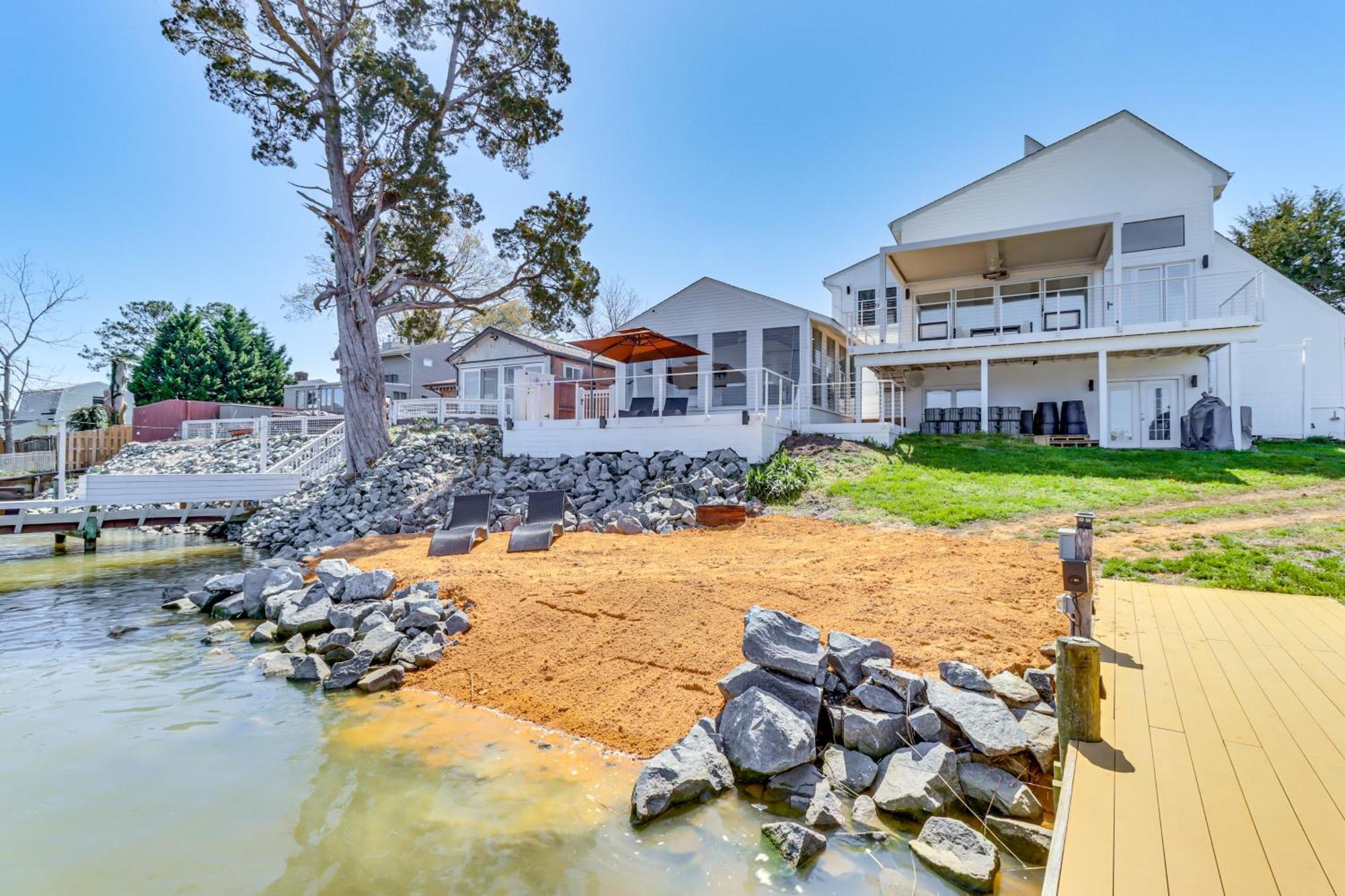 Waterfront Colonial With Boat Dock! Apartment *