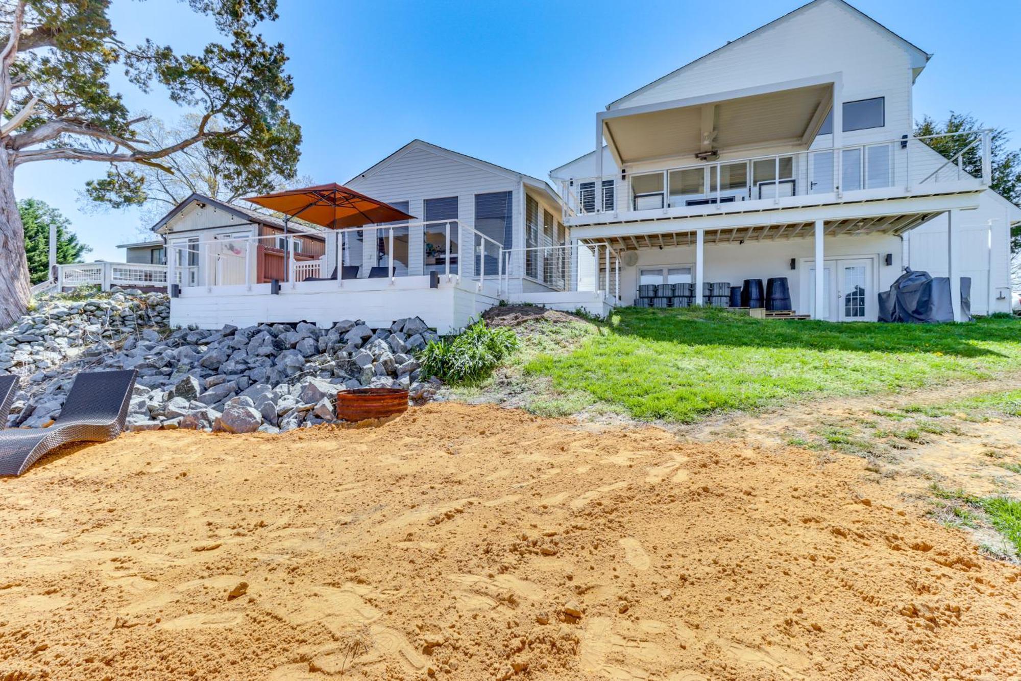 Waterfront Colonial With Boat Dock! Apartment